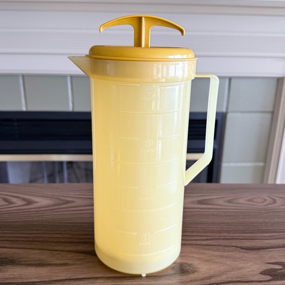 Vtg Federal Housewares Mixing Pitcher with Plunger 2 qt Gold Plastic - Picture 1 of 8